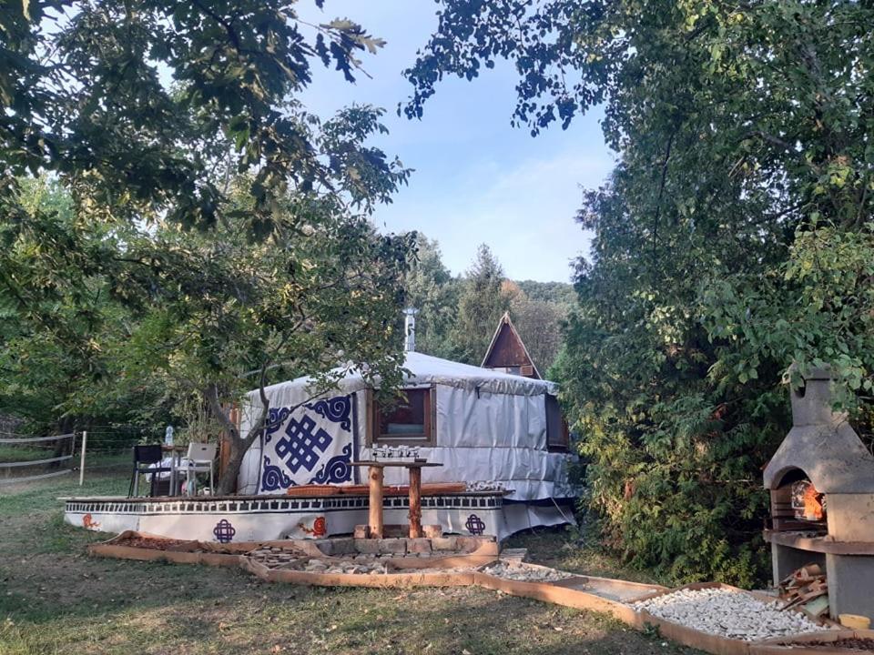 Jurta Az Erdo Mellett Dezsaval-Keresz-Tanya Hotel Pilisszentkereszt Buitenkant foto