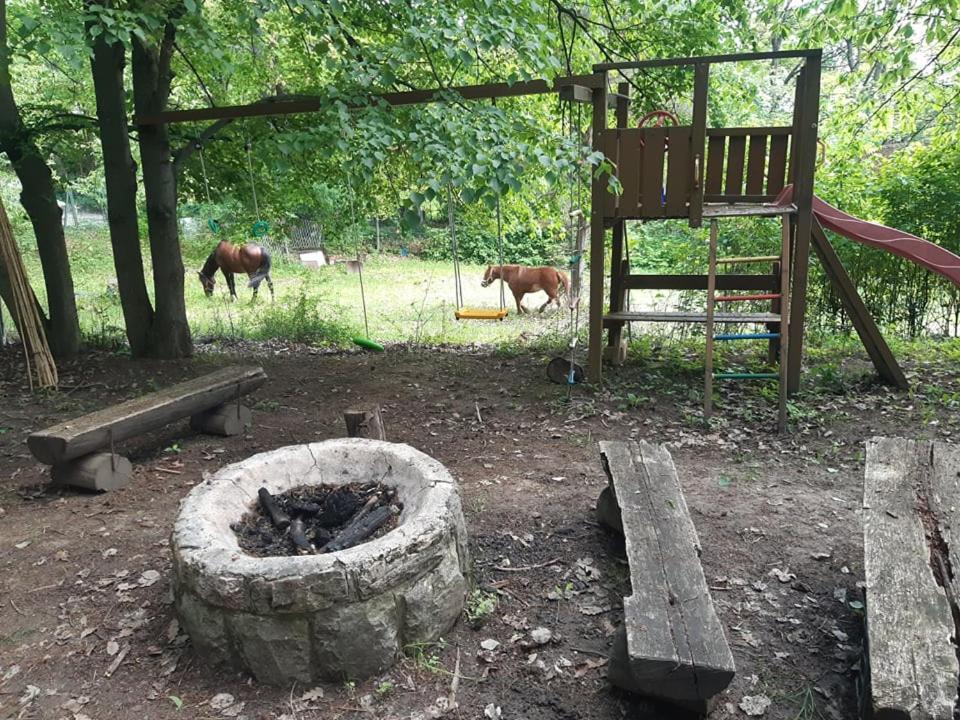 Jurta Az Erdo Mellett Dezsaval-Keresz-Tanya Hotel Pilisszentkereszt Buitenkant foto