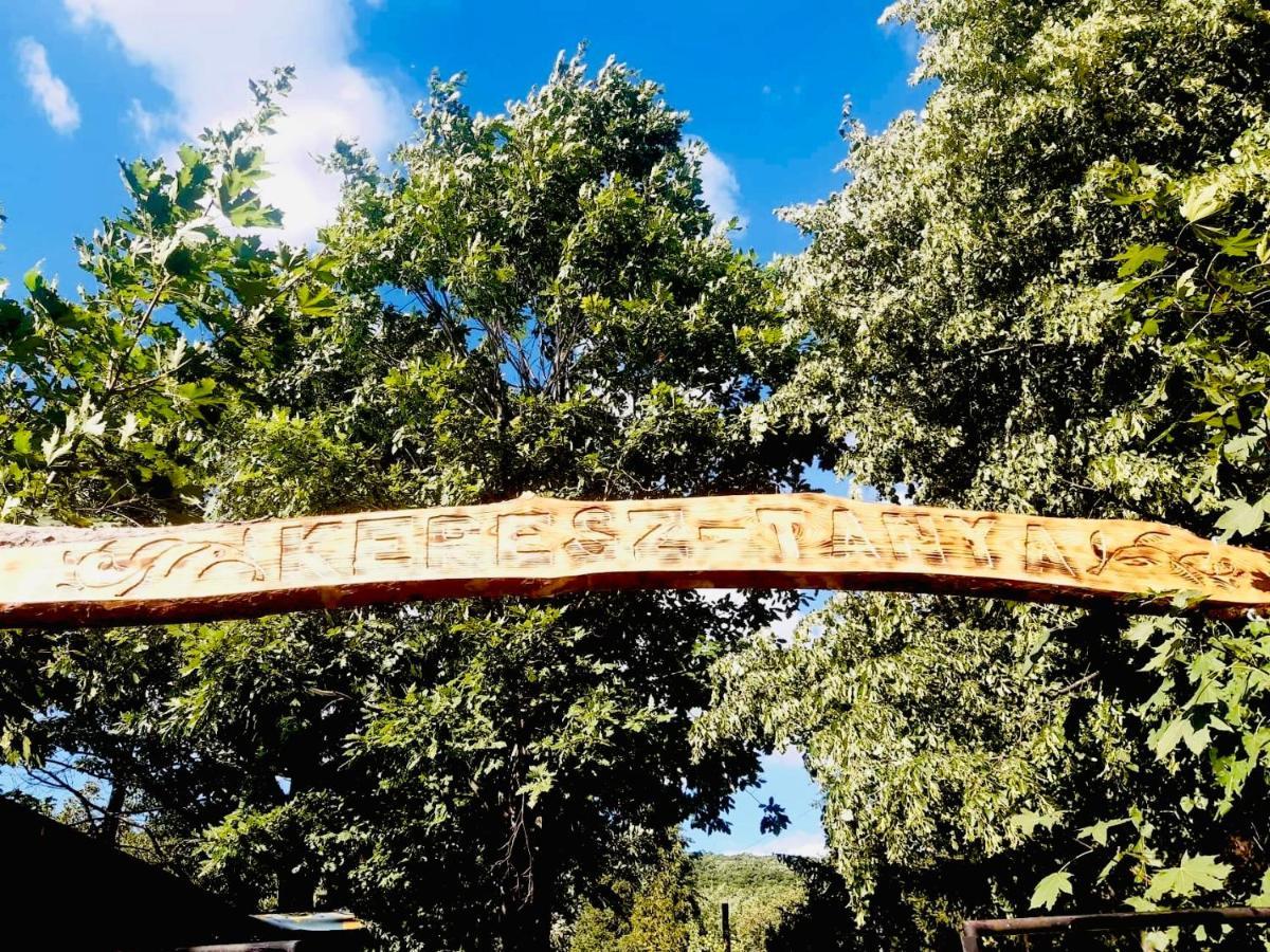 Jurta Az Erdo Mellett Dezsaval-Keresz-Tanya Hotel Pilisszentkereszt Buitenkant foto